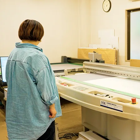 サンプルカッターで試作を行う企画デザイン室の社員