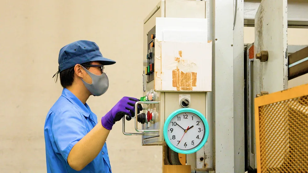 製造機械を操作する製造部の社員