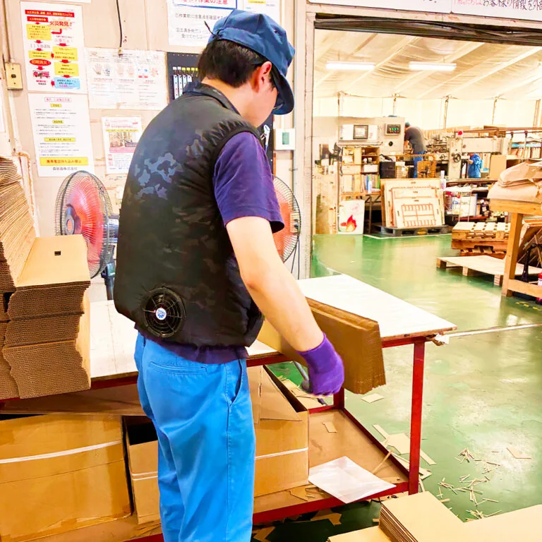 製造部で働く社員