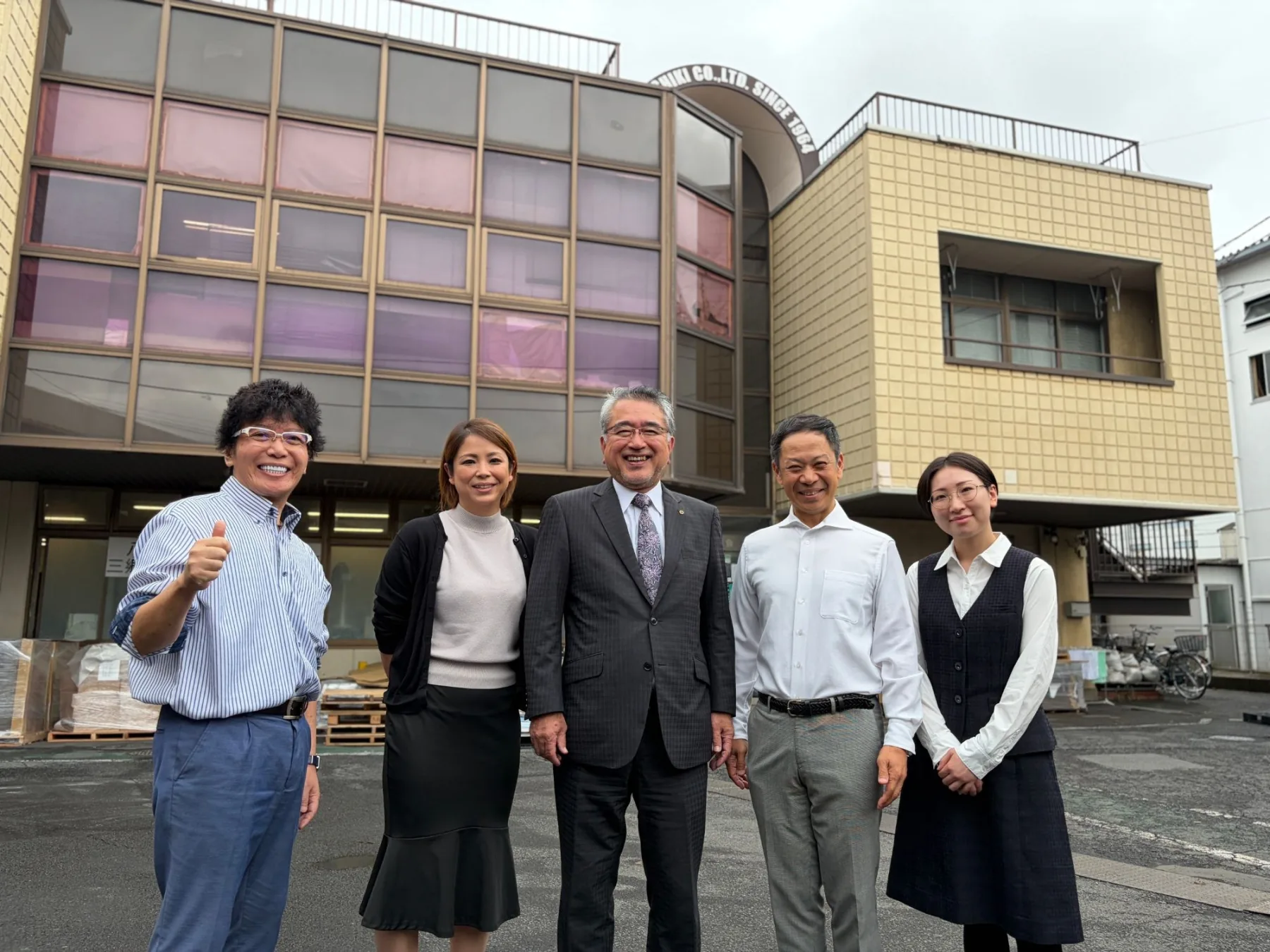 社屋の前に並ぶ森紙器の社員たち